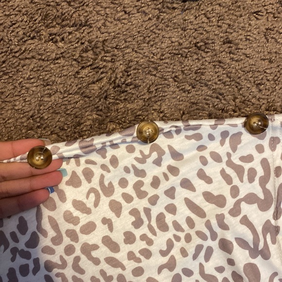 cheetah print t-shirt with buttons on the side - Picture 3 of 3